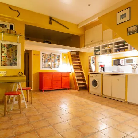 Sharehouse -room-hostel-backpackers La Girelle Apartment