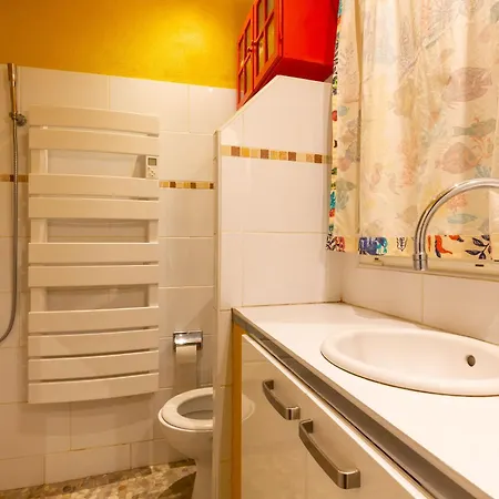 Sharehouse -room-hostel-backpackers La Girelle Apartment